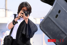 시위 현장 속 전직 사진기자,
