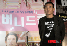 포즈 취한 다나카 히로유키 감독