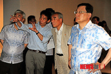 이기봉 작가 설명 듣는 두 장관