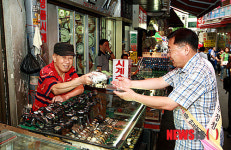 절전형 멀티탭 나눠주는 이승재 청장