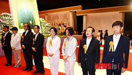 문선명 총재 분향하는 선문대 교직원들