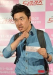포즈 취하는 배우 조달환