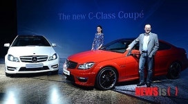 신모델 앞에서 포즈 취한 우르바흐 대표이사