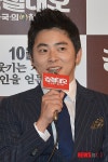 영화에 대해 설명하는 배우 조정석