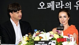 취재진 질문에 답하는 배우 클레어 라이언