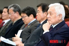 생각에 잠긴 김한길