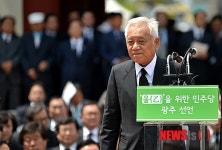 선언문 낭독 위해 나서는 김한길 대표