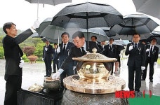 분향하는 이승재 청장