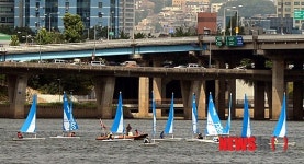 출발 준비하는 요트 선수들