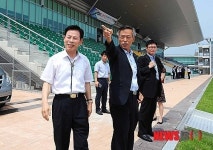 설명듣는 박종길 차관