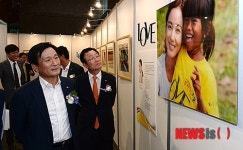 사진전 둘러보는 정회동 대표이사