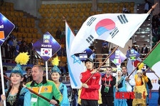 태극기 들고 입장하는 김형규 선수