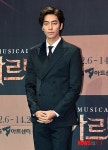 포즈 취하는 배우 신성록