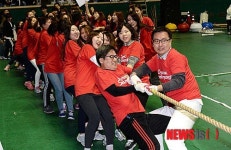 교수님과 학생들이 함께 줄다리기!