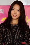 미소 짓는 배우 박신혜