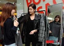 신진 디자이너 제품 고르는 고객