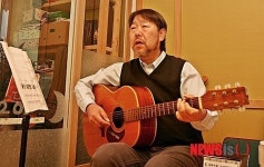 동요 부르는 왕년의 인기 포크 가수
