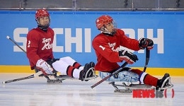 아이스슬레지하키 선수들, 러시아를 넘자