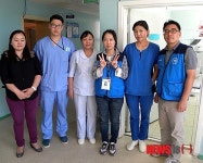 몽골 치과의사와 수술 끝내고 기념촬영하는 김태완