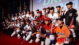 기념촬영하는 선수들