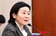 질의 답하는 김희정