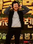 포즈 취하는 육중완