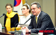 인사말하는 션 헵번 페러