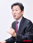 뉴시스와 인터뷰하는 이창우 구청장