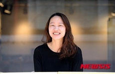 포즈 취하는 박지혜 연극연출가