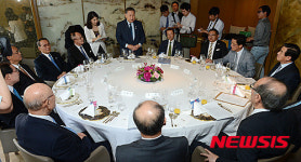 일본 측, 인사하는 모리 요시로 前 총리