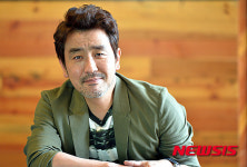 부드러운 미소 짓는 배우 류승룡