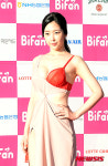 포즈 취하는 배우 김유연