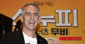 환한 미소 짓는 스누피의 감독 스티브 마티노
