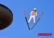 우주선에서 낙하하는 최서우 선수