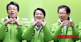 천정배, "하트는 어색해"