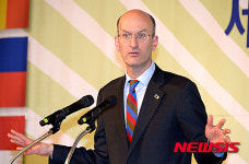 인사말 하는 임마누엘 페스트라이쉬(한국명 이만열) 교수