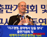 인사말하는 임마누엘 페스트라이쉬 교수