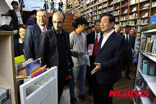 서울도서관 둘러보는 박원순 시장-유발 하라리 교수