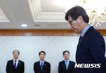 생각에 잠긴 이효원 대테러 인권보호관