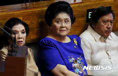 "국회의원으로 의회 왔어요" 이멜다 마르코스