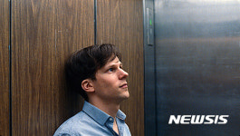 이자벨 위페르+제시 아이젠버그의