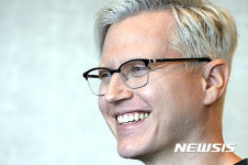 인터뷰하는 그레이 스콧