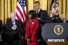 대통령 자유메달 받는 배우 시슬리 타이슨