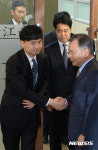 파견검사들과 악수하는 박영수 특별검사