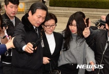 황급히 자리 떠나는 서미경