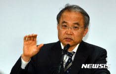 기자회견하는 김창준 위원장