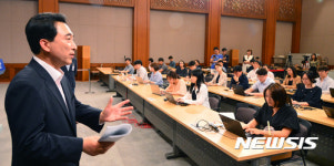 기자들 질문에 답하는 박수현 대변인