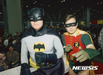 배트맨으로 분장한 애덤 웨스트