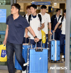 귀국하는 임도헌 코치와 배구대표팀 선수들