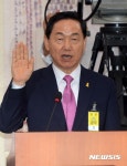 선서하는 김상곤 교육부장관 후보자
